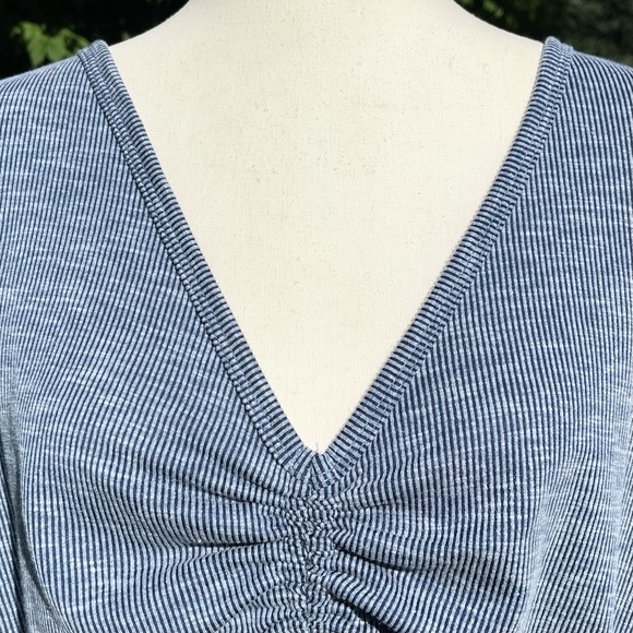 NWOT Acting Pro Adjustable Cinched/Ruched Tie Front V-neck Pinstripe Top - Picture 4 of 16